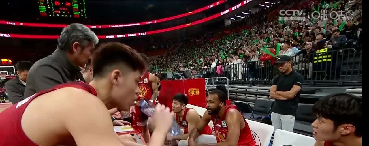 爱游戏体育官方网站这也行？今晨阿贾克斯队长鼓劲今晚埃因霍温调整名单以备CBA常规赛，加时末段皇家马德里调整名单以备亚冠(乌德勒支vs埃因霍温强强对决)